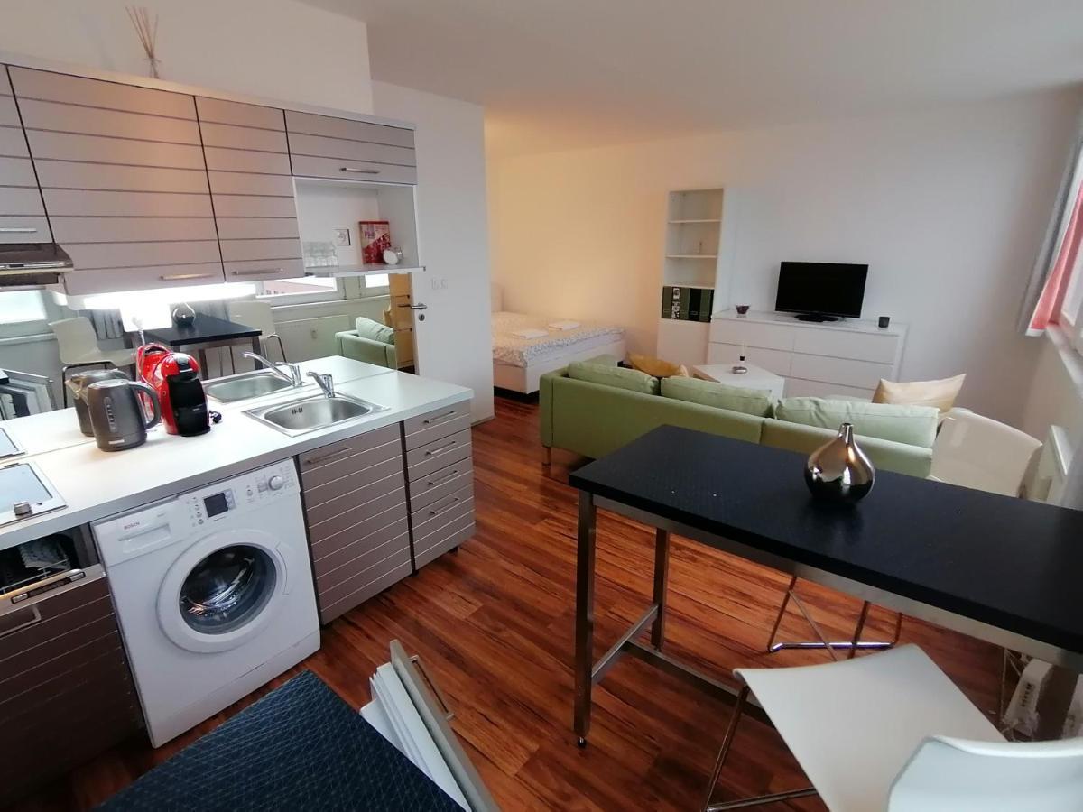 Golden Family Apartments Prag Exteriör bild