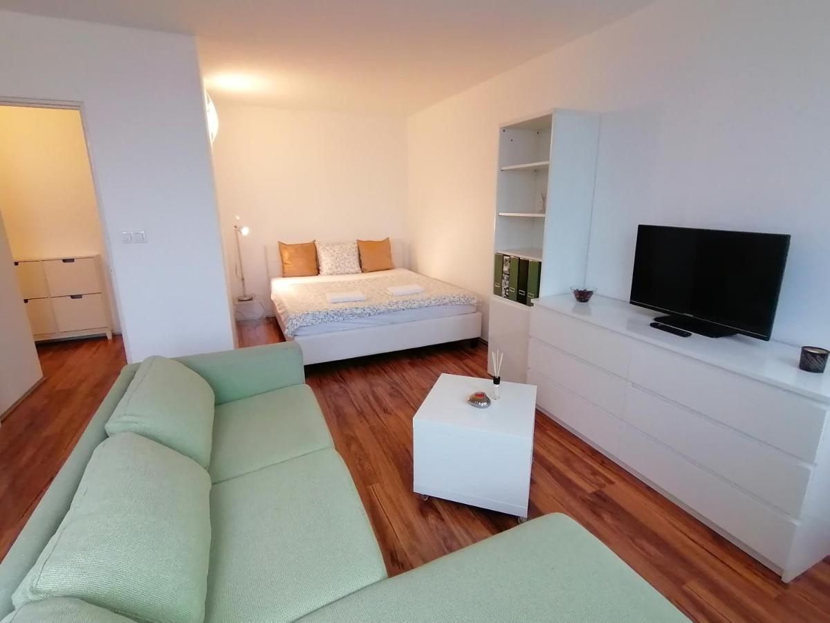 Golden Family Apartments Prag Exteriör bild